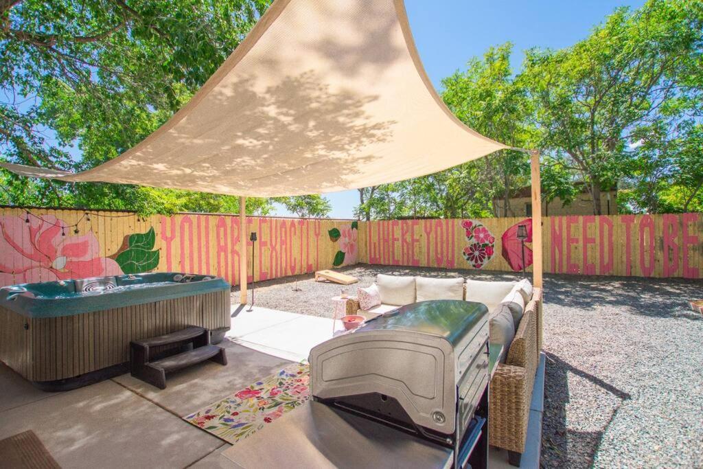 50 Shades Of Pink-hot Tub! Holiday home *