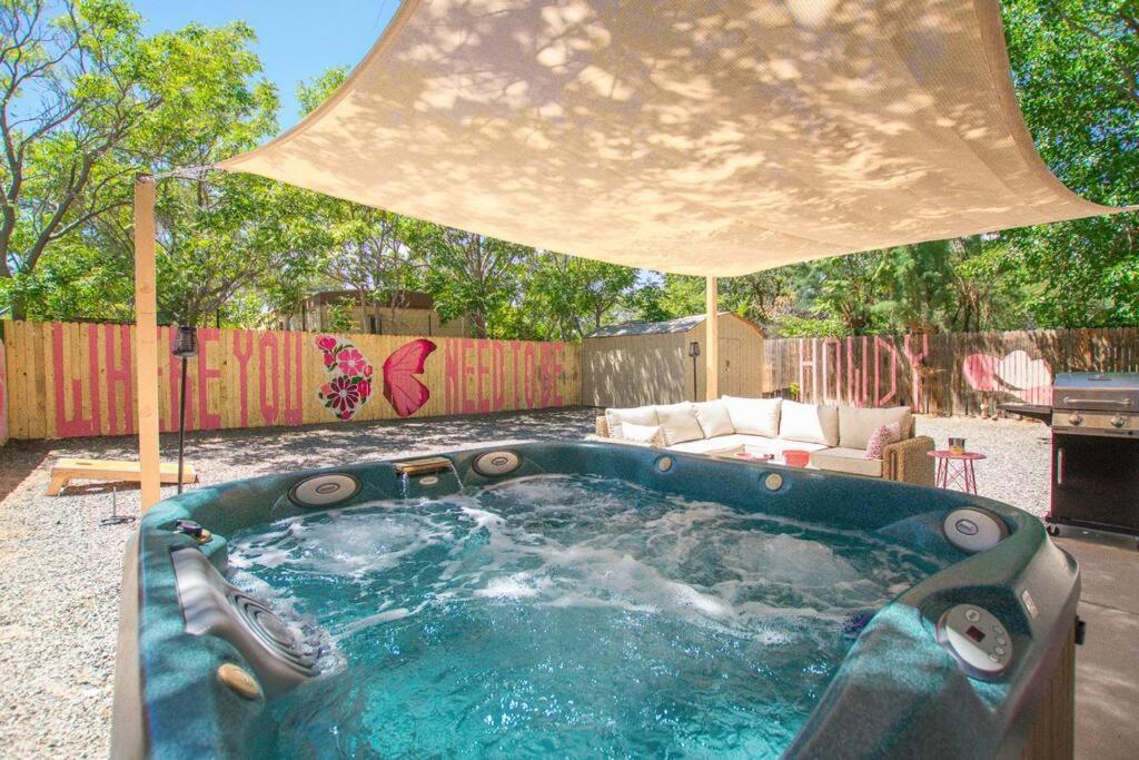 50 Shades Of Pink-hot Tub! Albuquerque