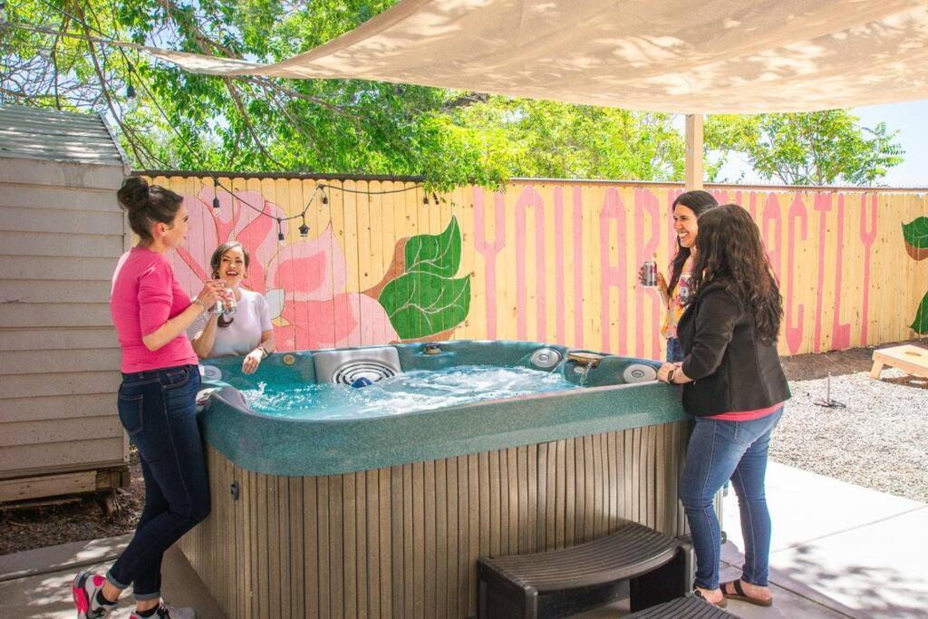 Holiday home 50 Shades Of Pink-hot Tub!