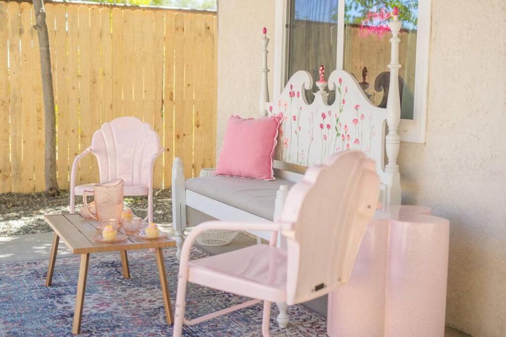 50 Shades Of Pink-hot Tub! Holiday home *