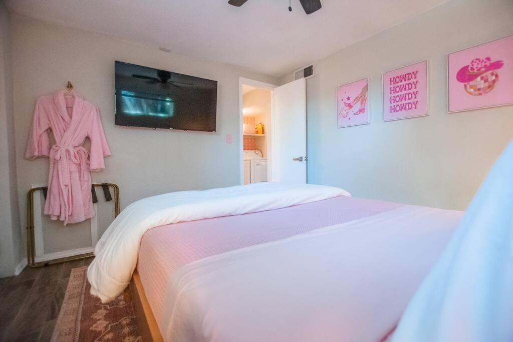 50 Shades Of Pink-hot Tub! Holiday home