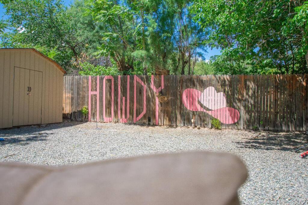 50 Shades Of Pink-hot Tub! Holiday home *