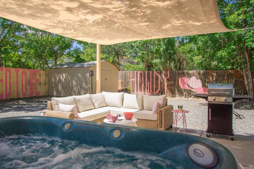 Holiday home 50 Shades Of Pink-hot Tub! *