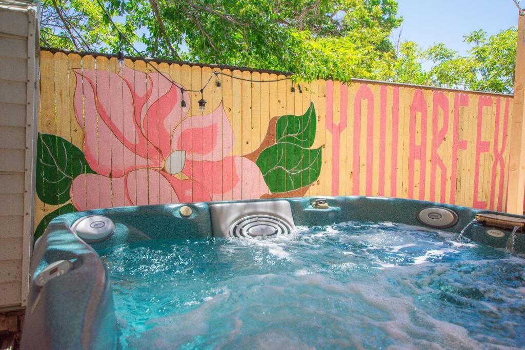 50 Shades Of Pink-hot Tub! Holiday home *