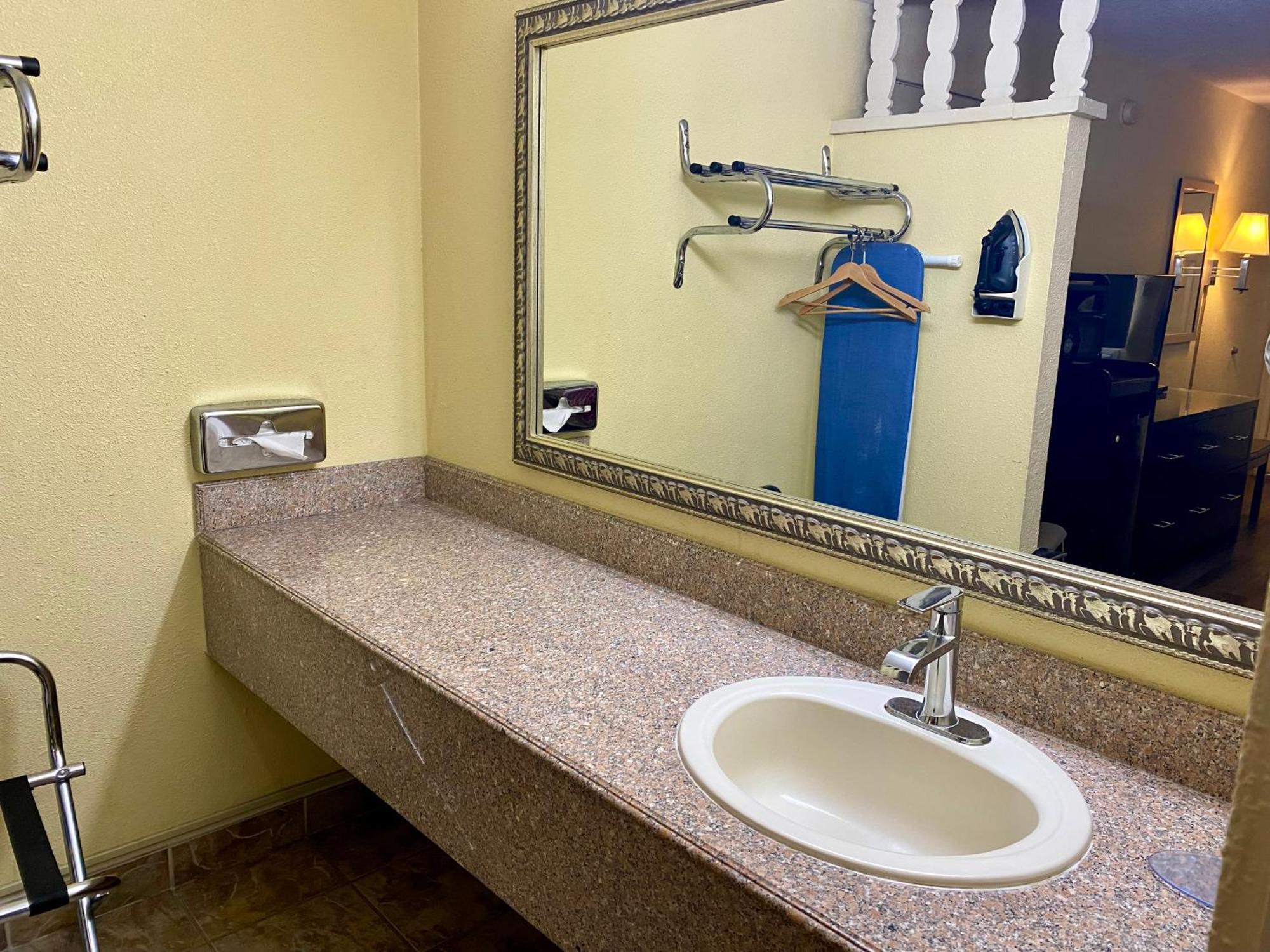 Super 8 By Wyndham Downtown