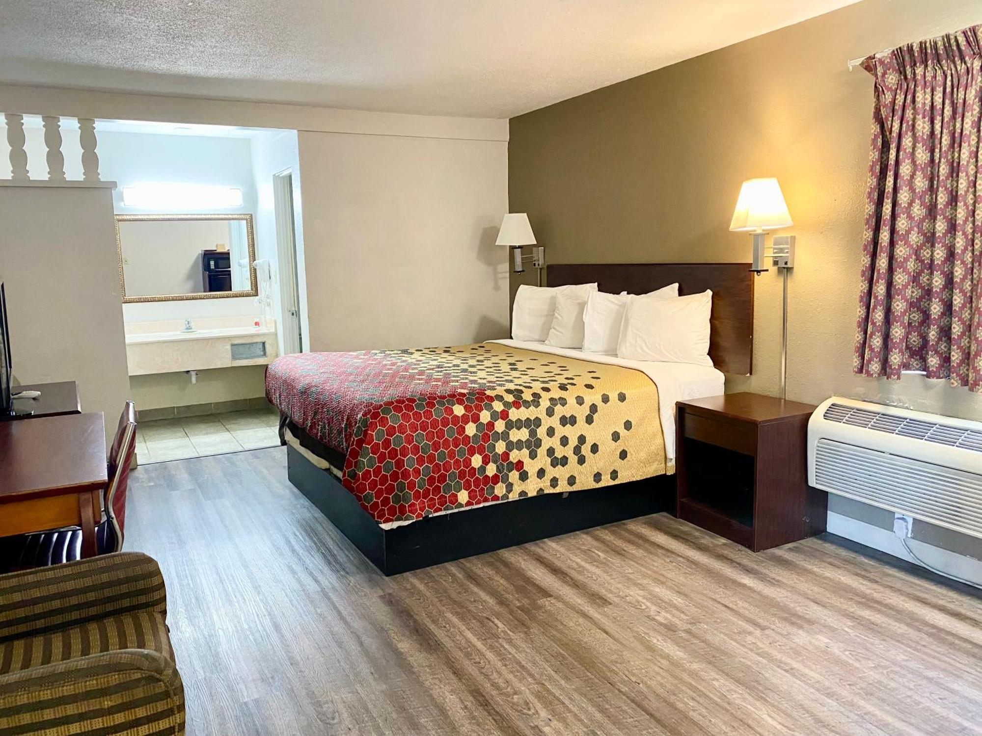 Super 8 By Wyndham Downtown 2*