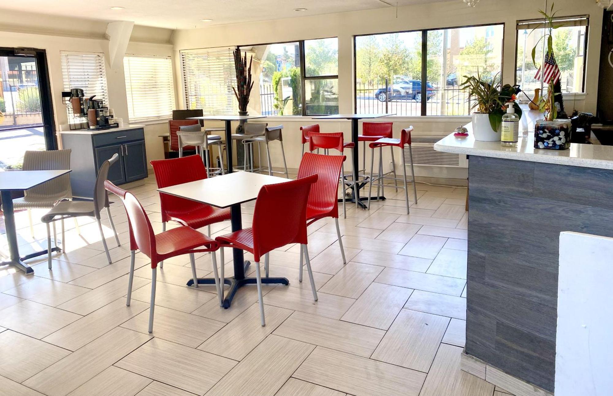 Super 8 By Wyndham Downtown Motel