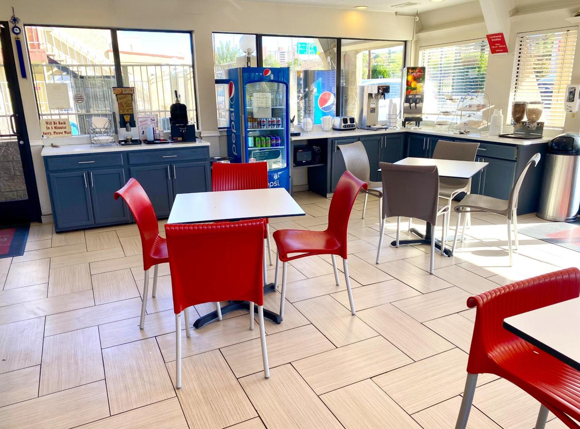 Motel Super 8 By Wyndham Downtown 2*