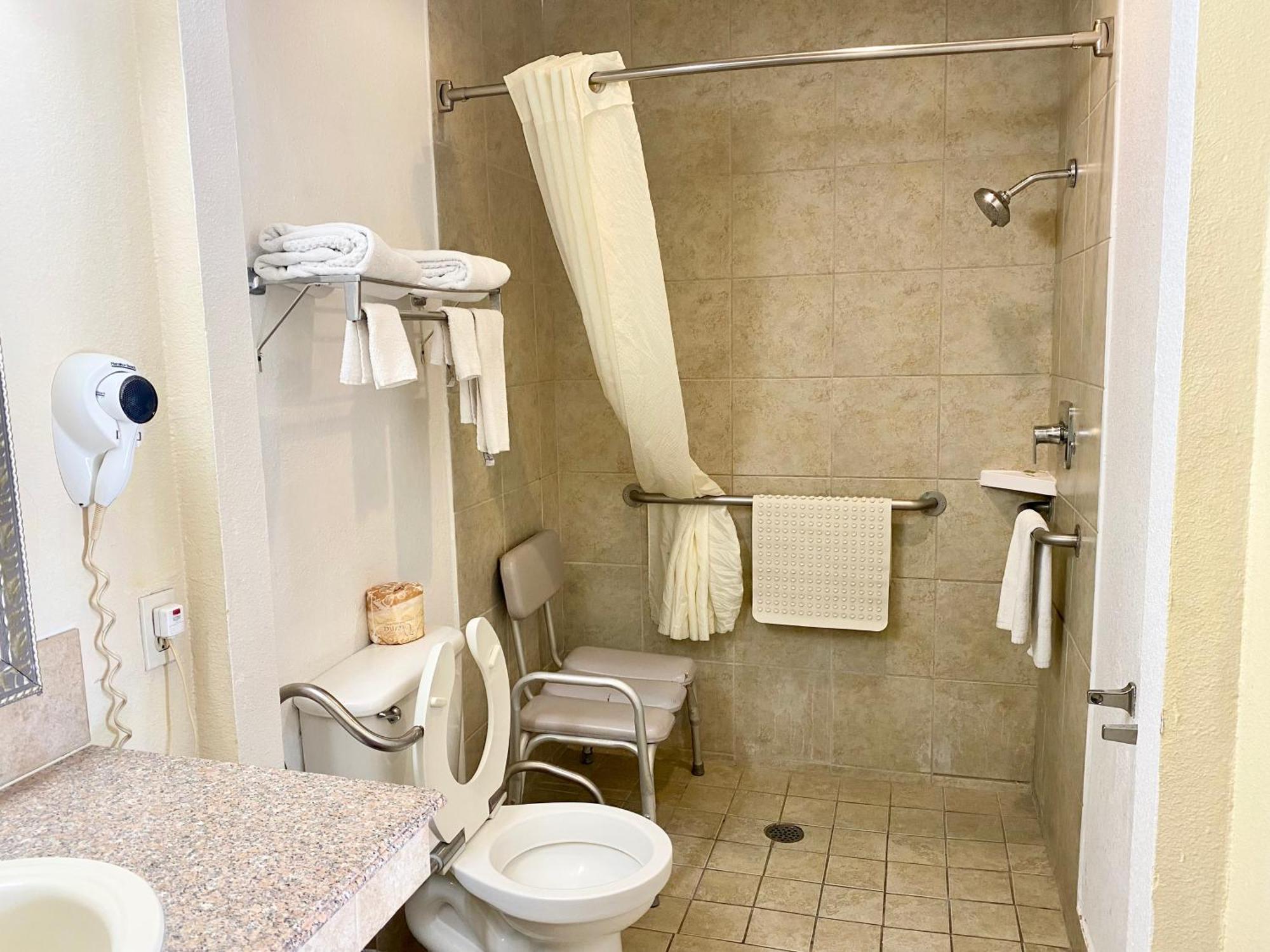 Super 8 By Wyndham Downtown 2*