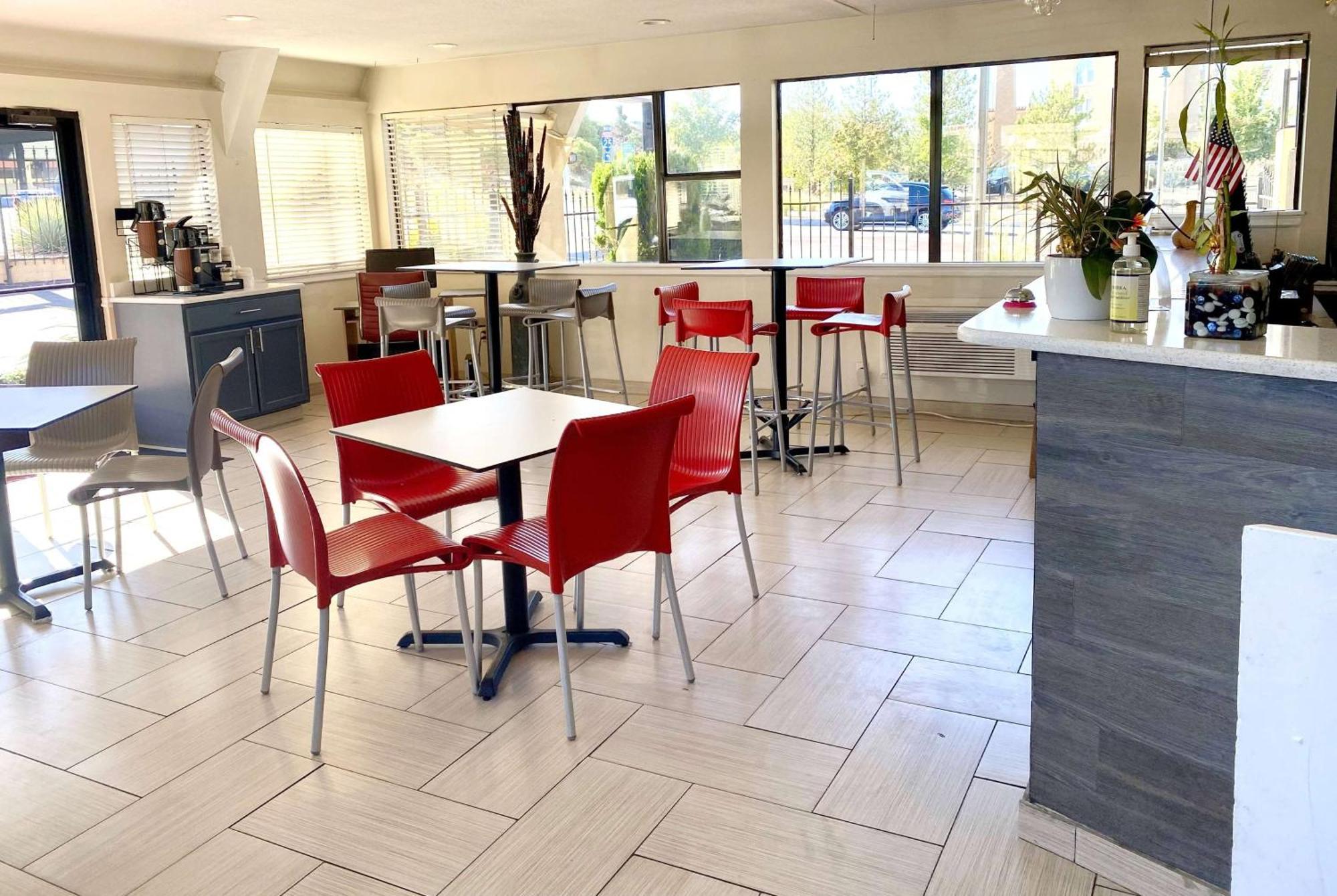 Super 8 By Wyndham Downtown