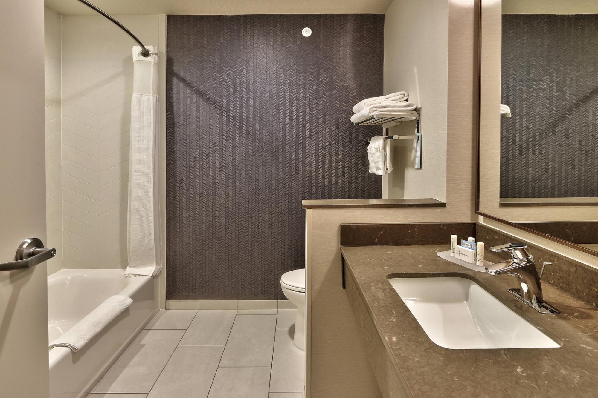 Fairfield & By Marriott North 3*