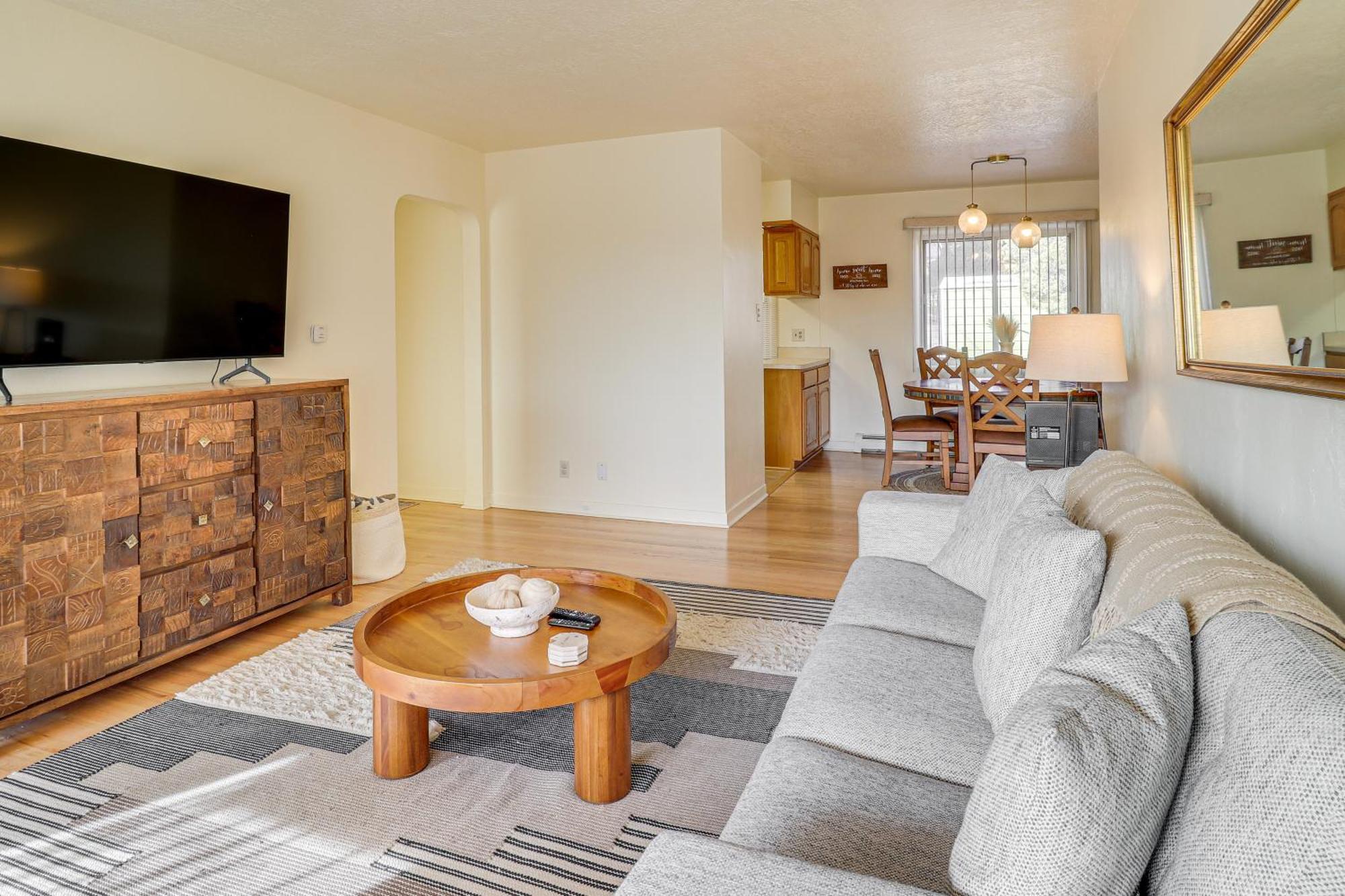 2 Mi To Unm Campus In Quiet Area Of Abq *