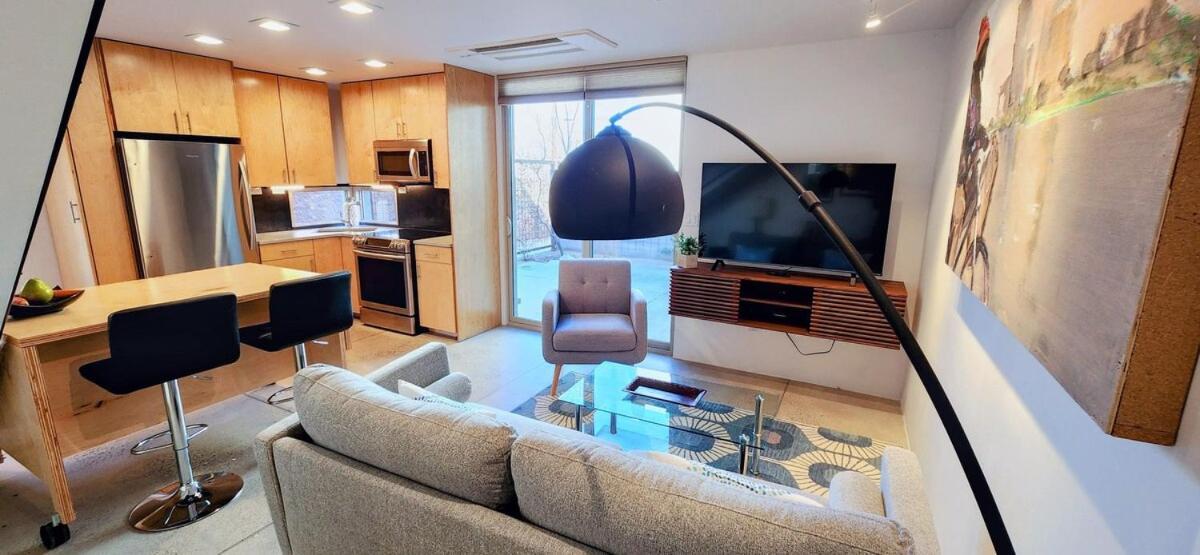 Chic Townhome Haven Rooted Downtown Apartment