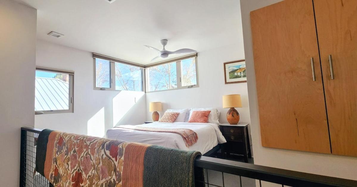 Elegant Townhome In Heart Of Down Town *