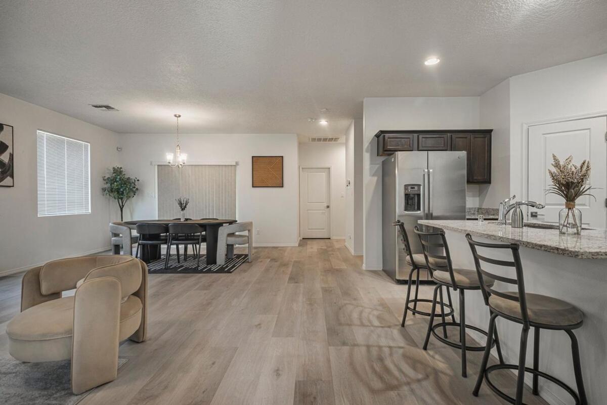 Holiday home Modern 3br Next To Airport & Netflix *