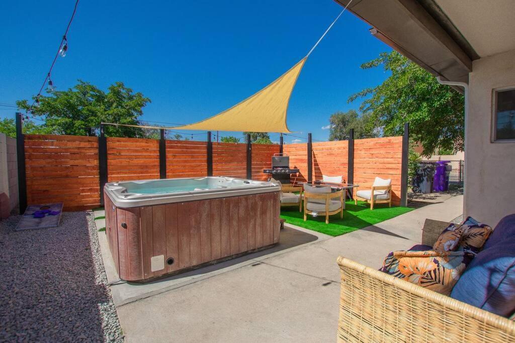 Casa Urbana-2bd-2bth-hot Tub-pet Friendly-no Pet Fees! Holiday home