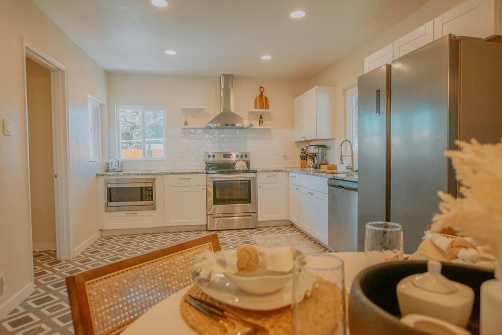 Casa Urbana-2bd-2bth-hot Tub-pet Friendly-no Pet Fees! Holiday home Albuquerque
