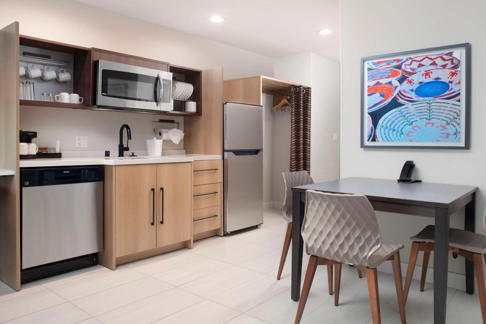 Hotel Home2 By Hilton Airport