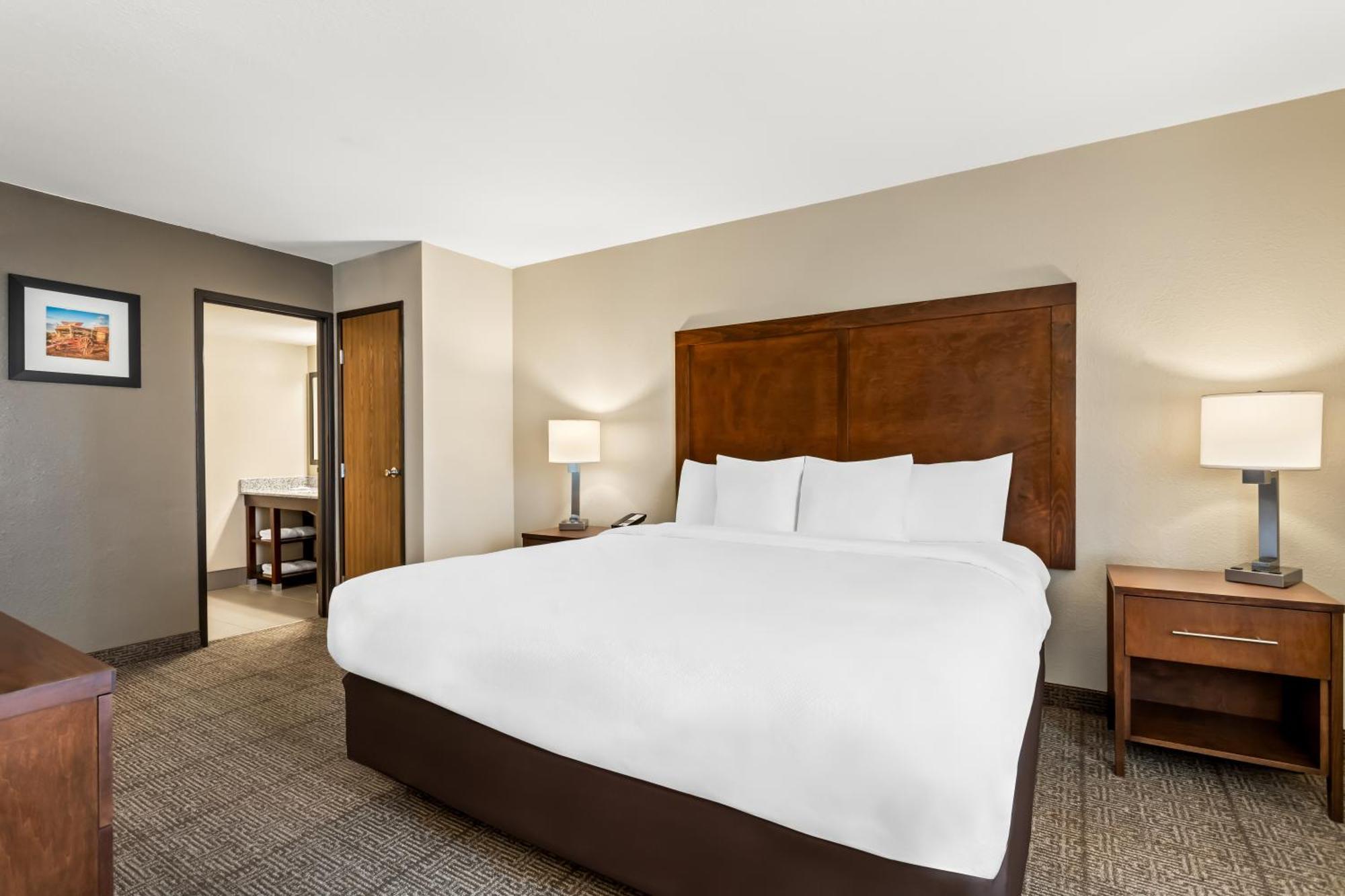 Comfort & Downtown Hotel