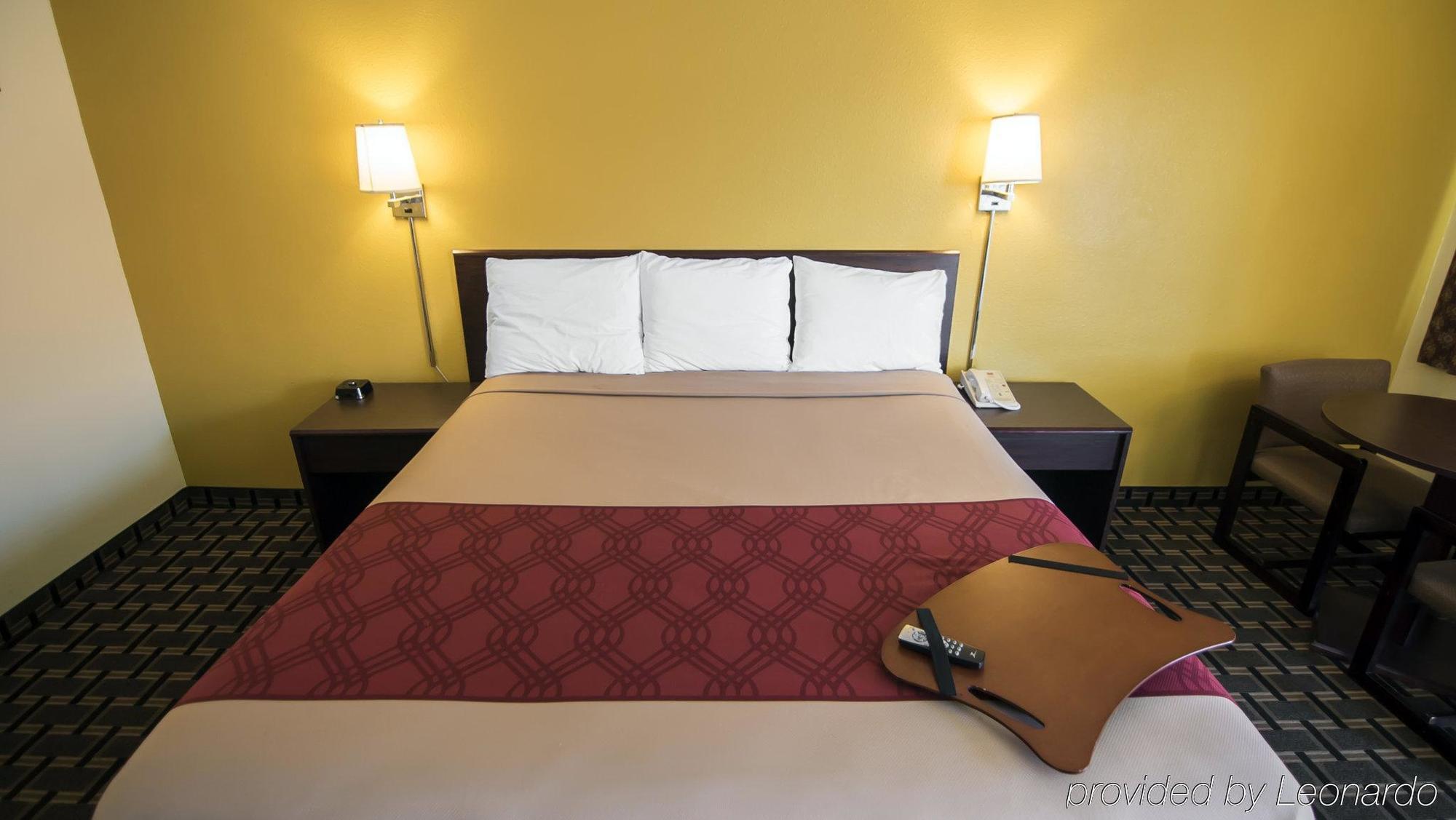Motel Super 8 By Wyndham Downtown 2*
