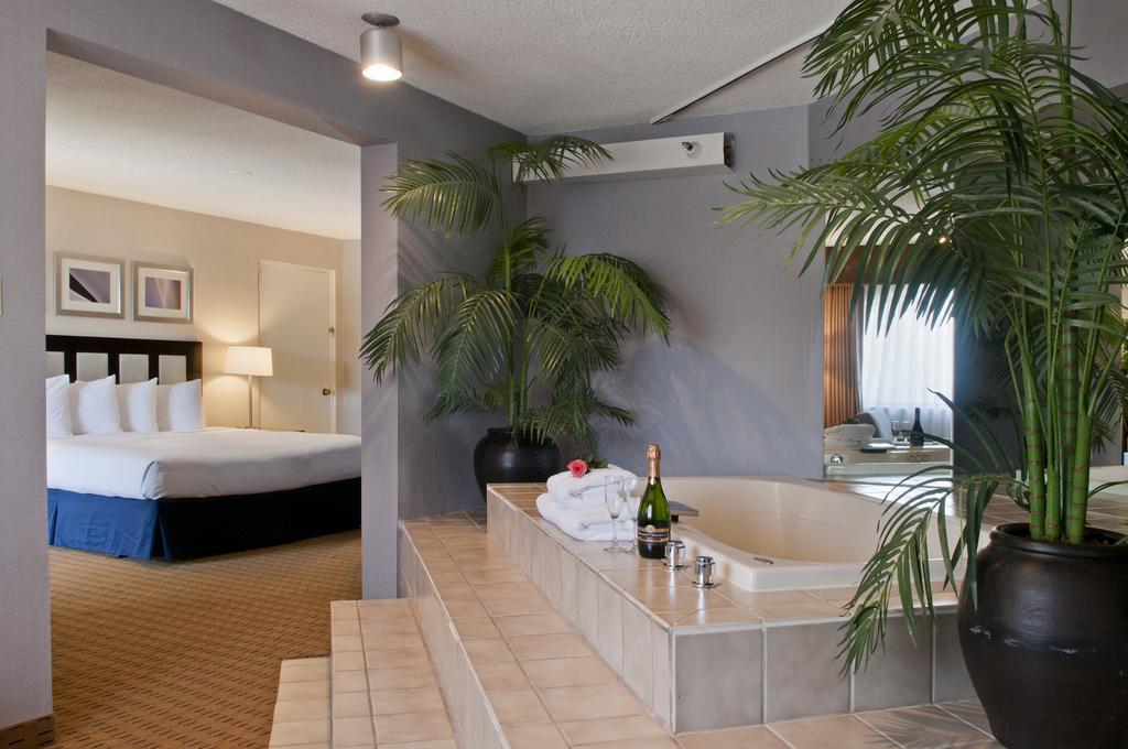 Wyndham & Conference Center Hotel 3*