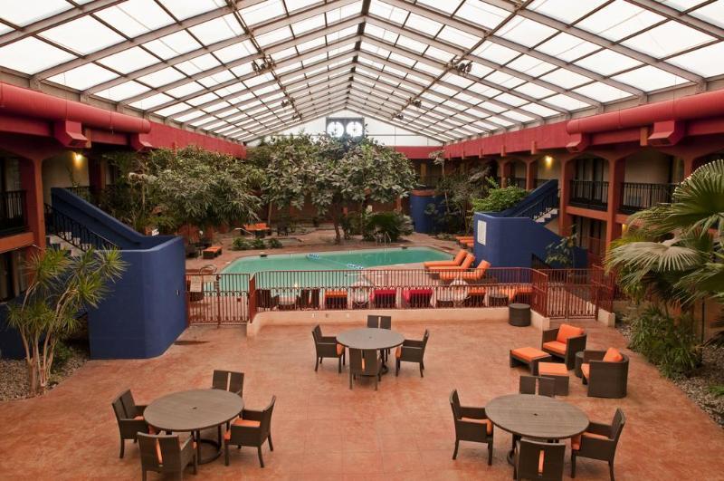 Wyndham & Conference Center Hotel 3*