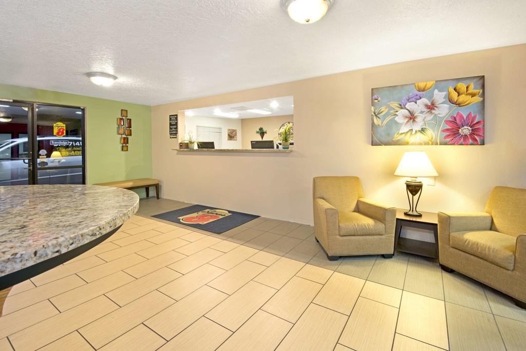 Super 8 Albuquerque/midtown 2*