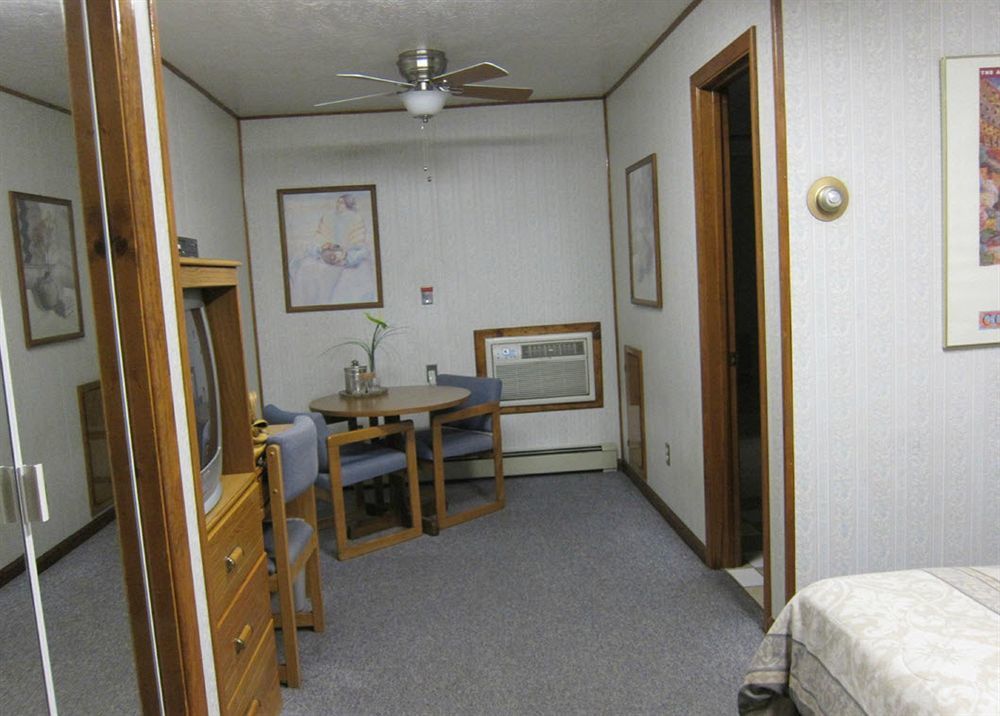 The Monterey Motel 2*