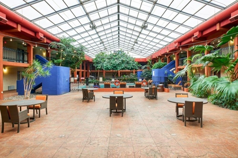 Wyndham & Conference Center Hotel 3*