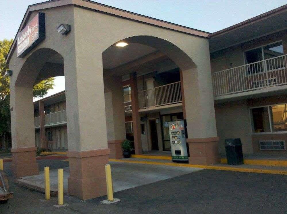Hotel Amberly & 4*