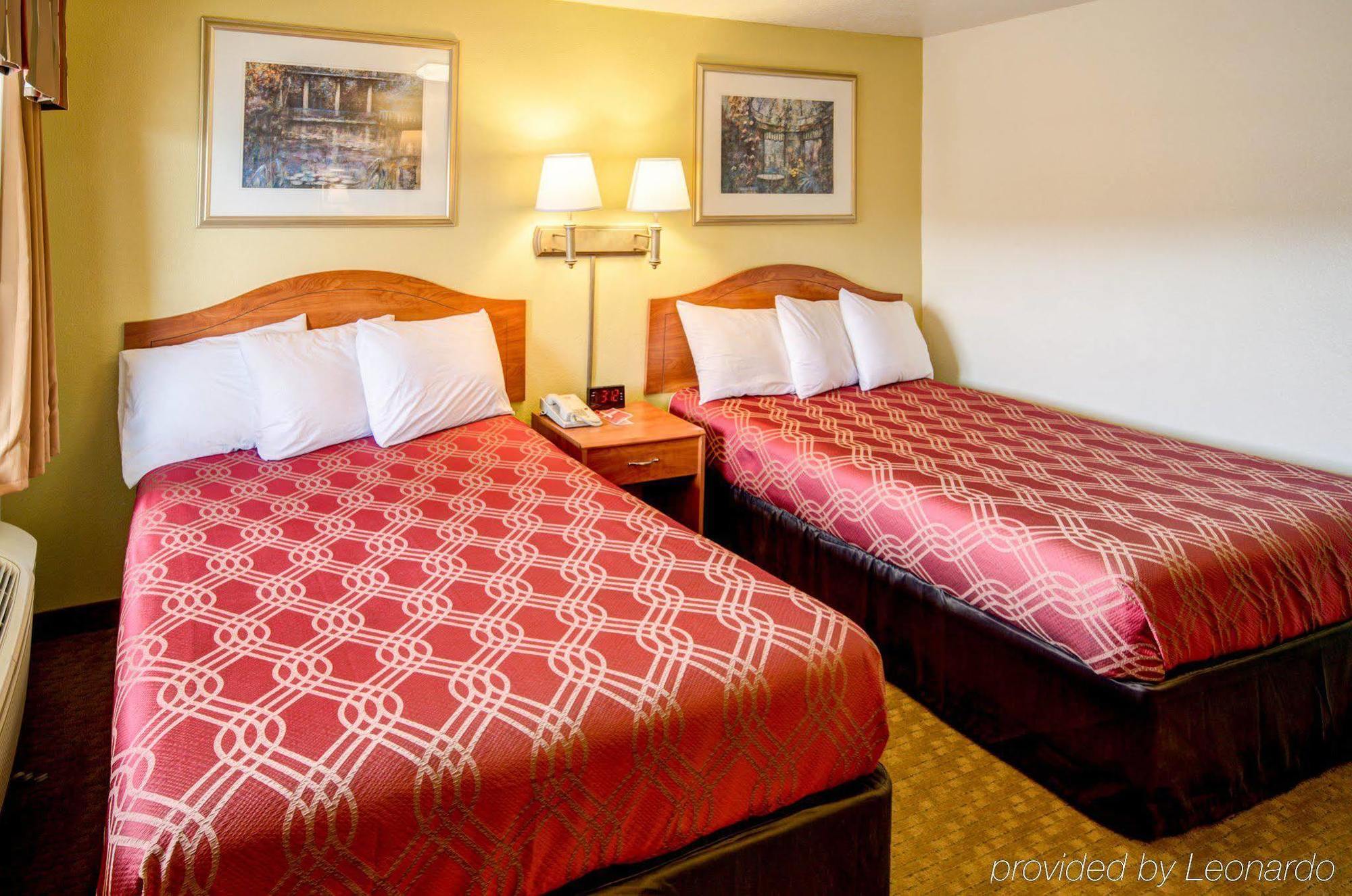 Econo East Motel 2*