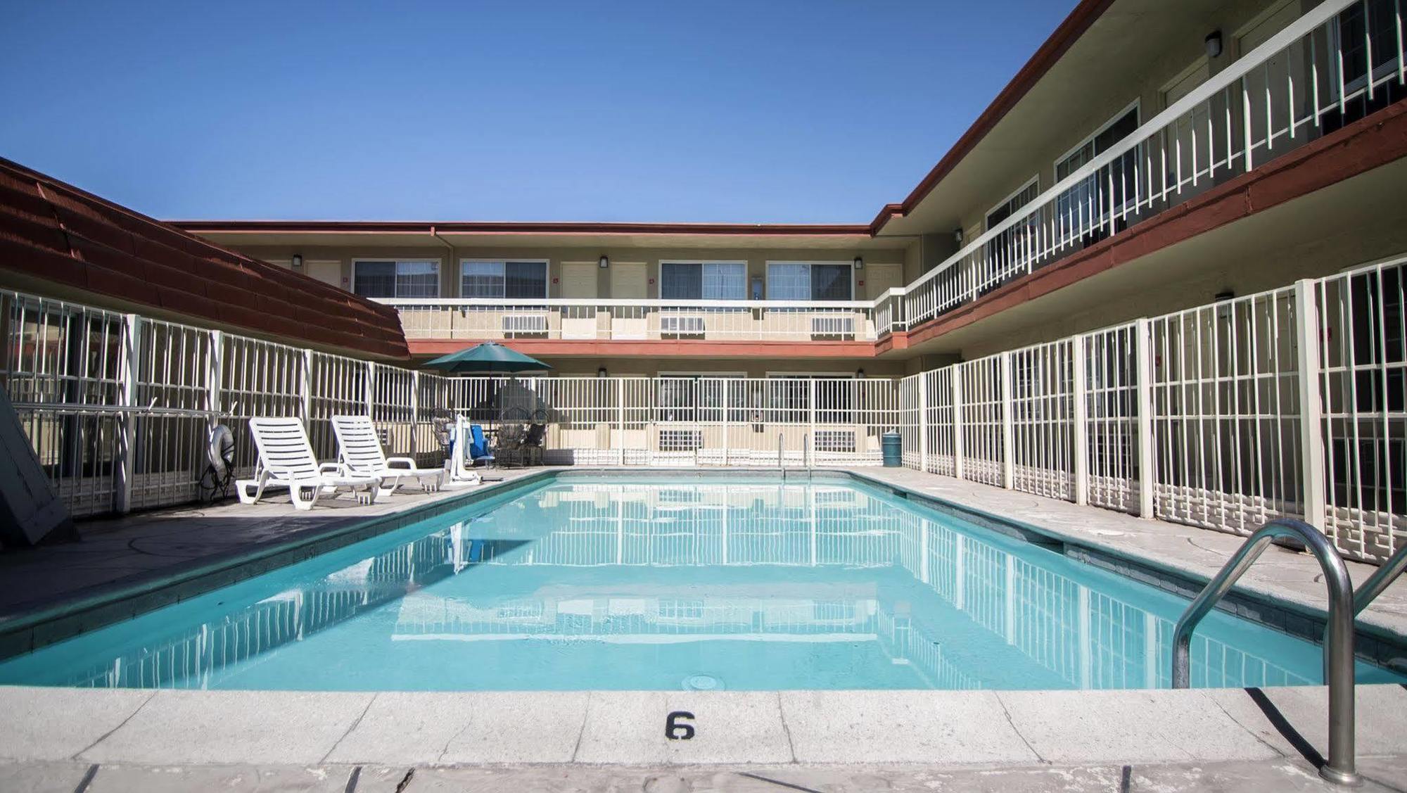 Super 8 By Wyndham Downtown Motel 2*