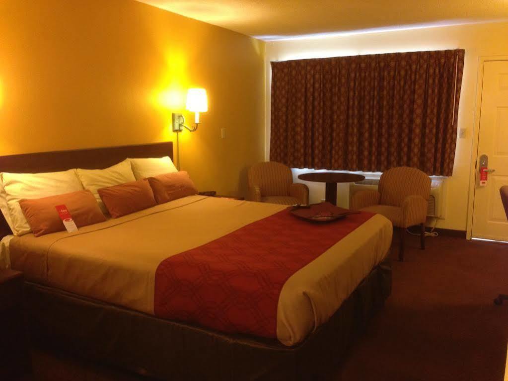 Super 8 By Wyndham Downtown Motel