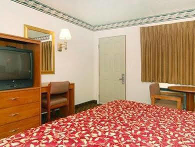Econo East Motel