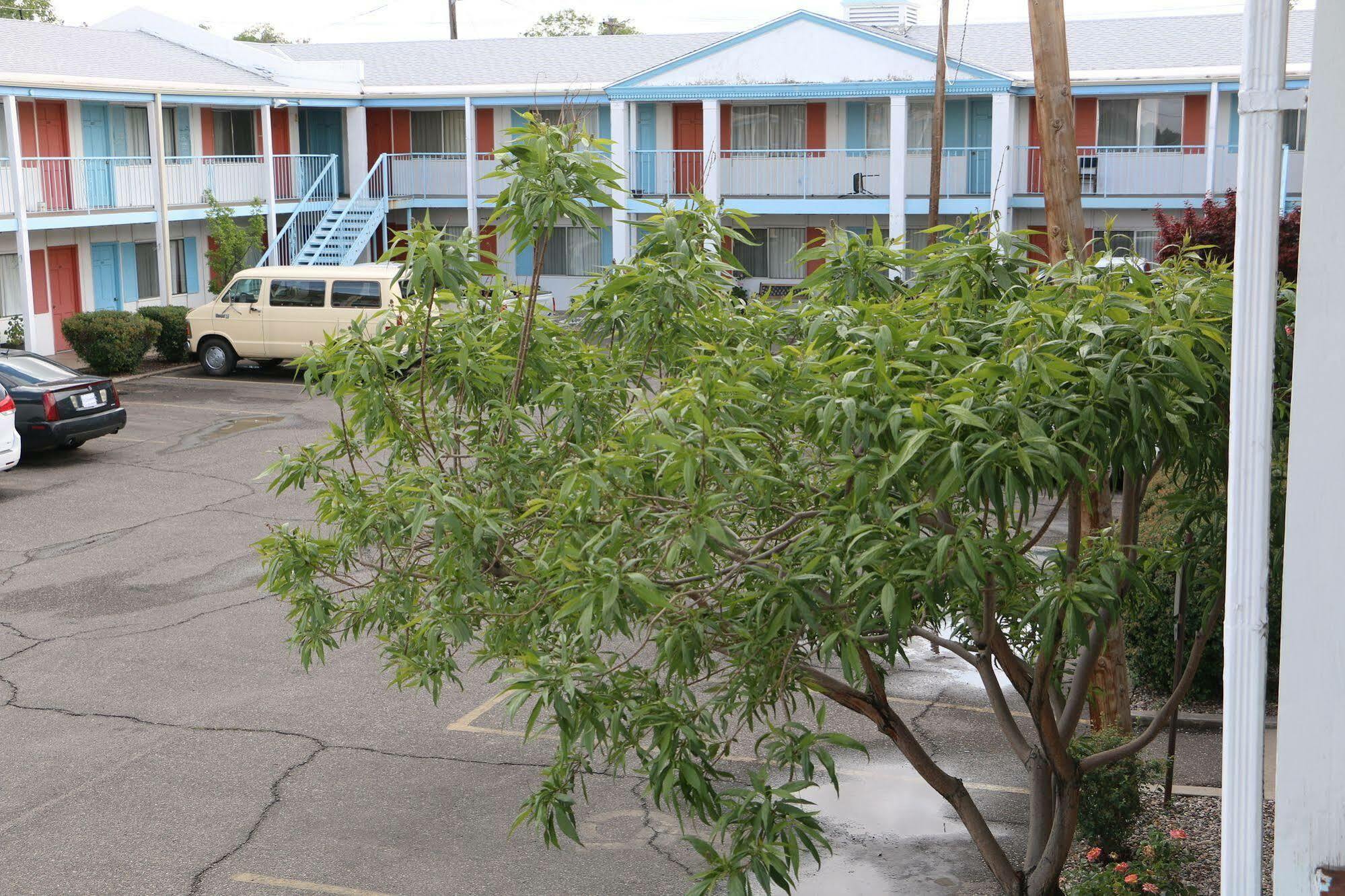 Hiway House Hotel 2*