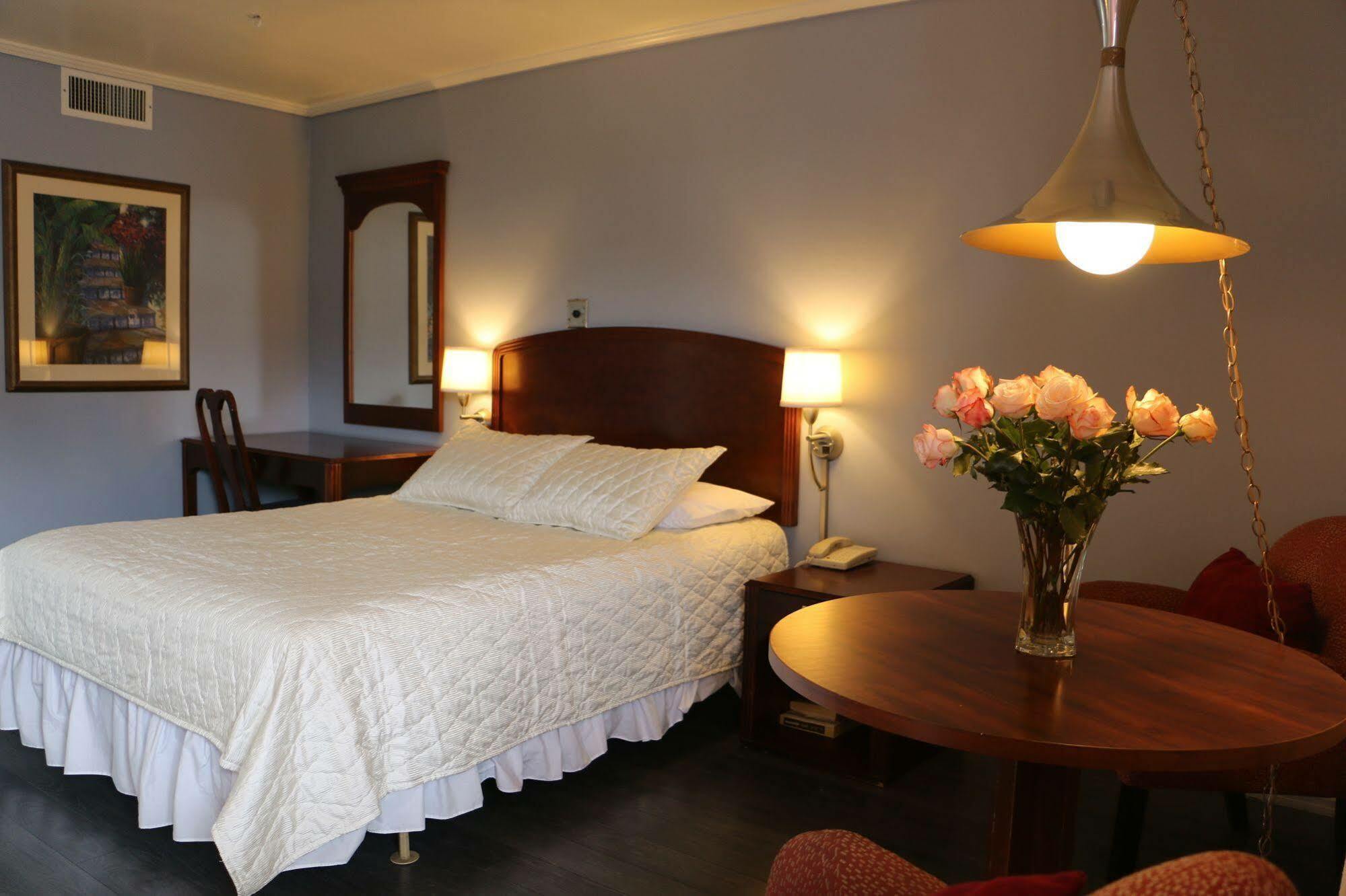 Hiway House Hotel 2*