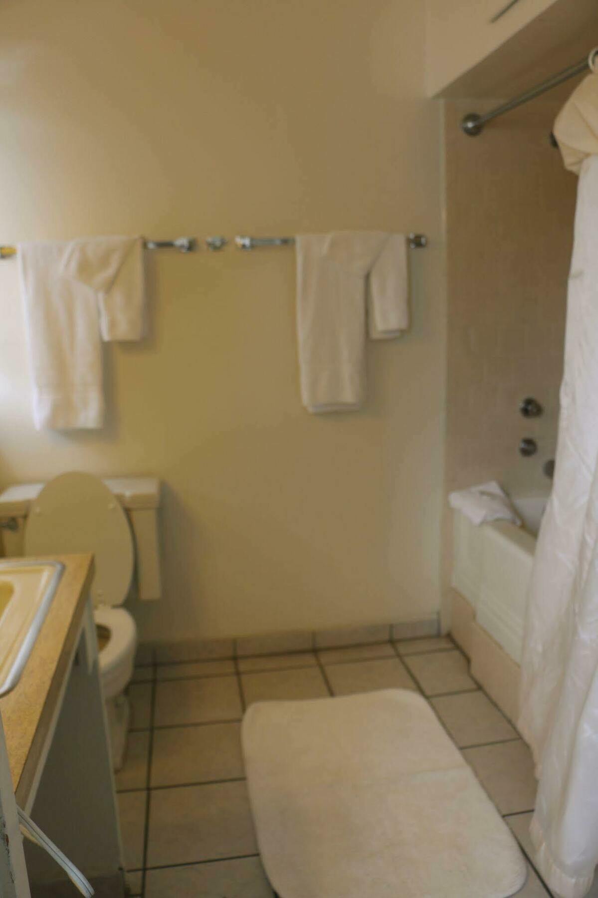 Hiway House Hotel 2*