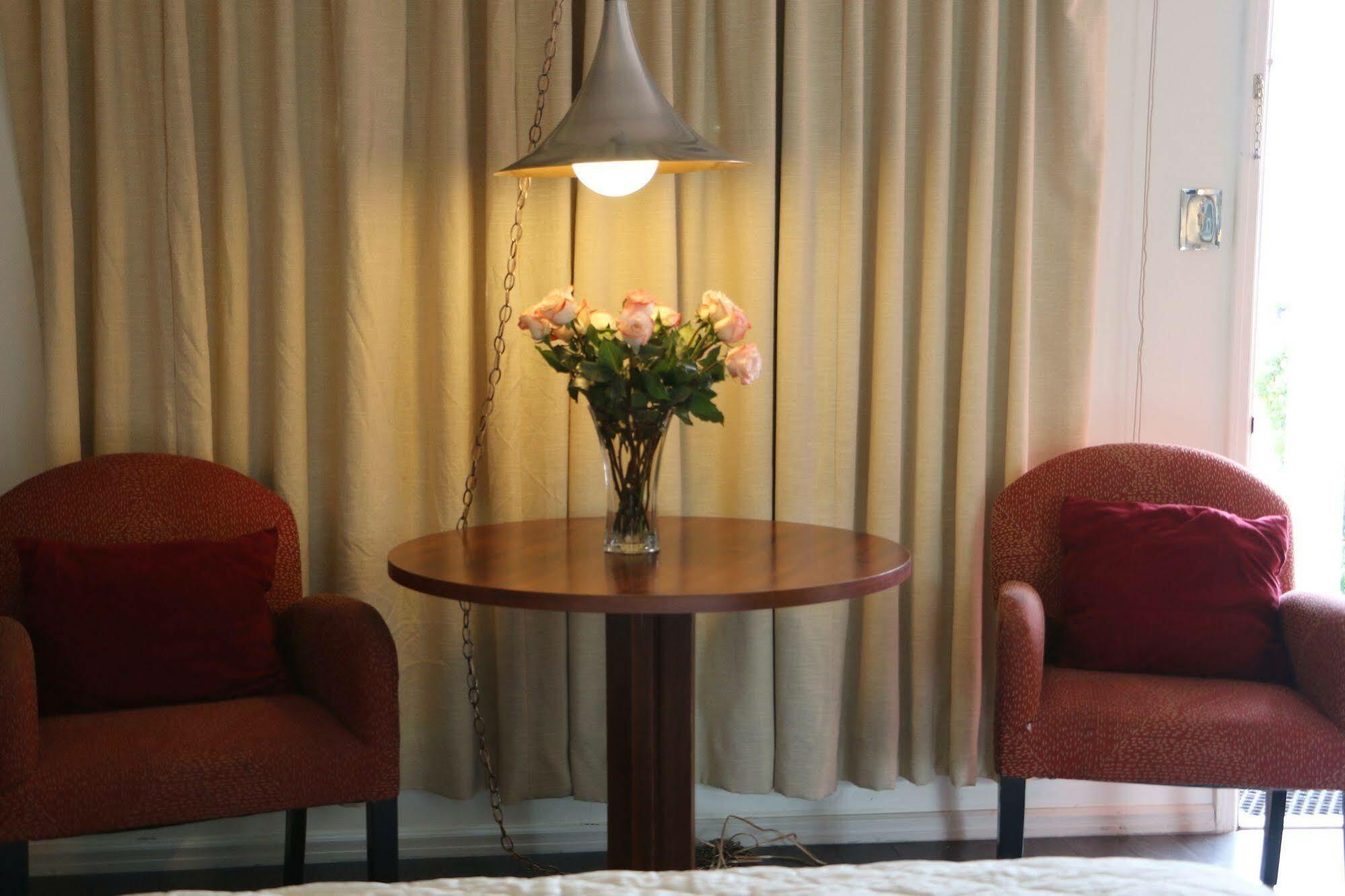 Hotel Hiway House 2*