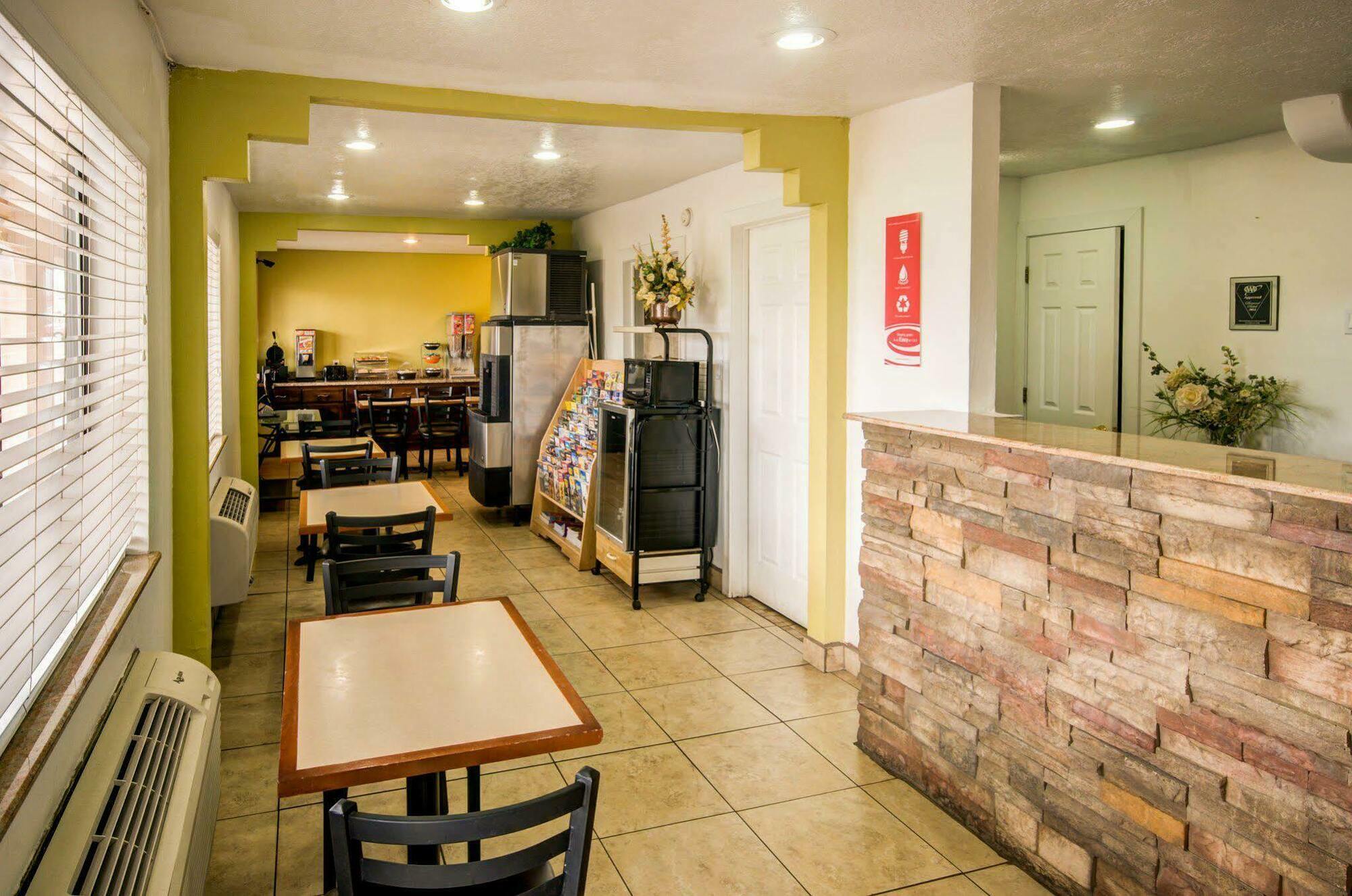 Motel Econo East 2*